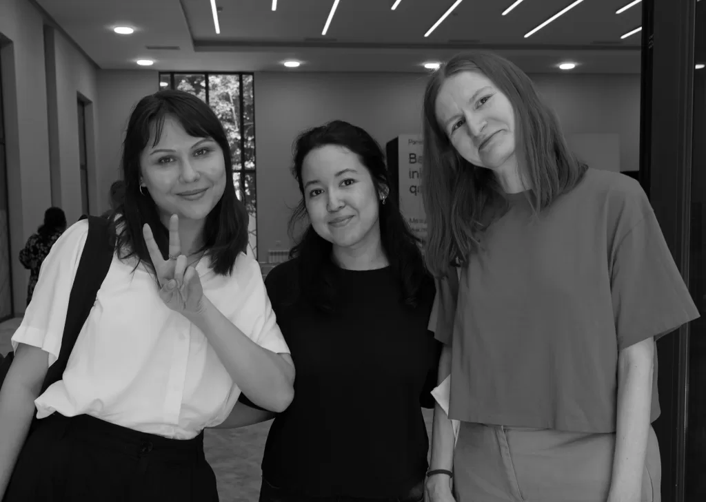 На фотографии изображены участницы команды «Сарпа» — Вера, Алина, Дана — стоящие в павильоне УзЭкспоцентра в Ташкенте, где проводился Третий инклюзивный бизнес-форум 2 мая 2025 года.