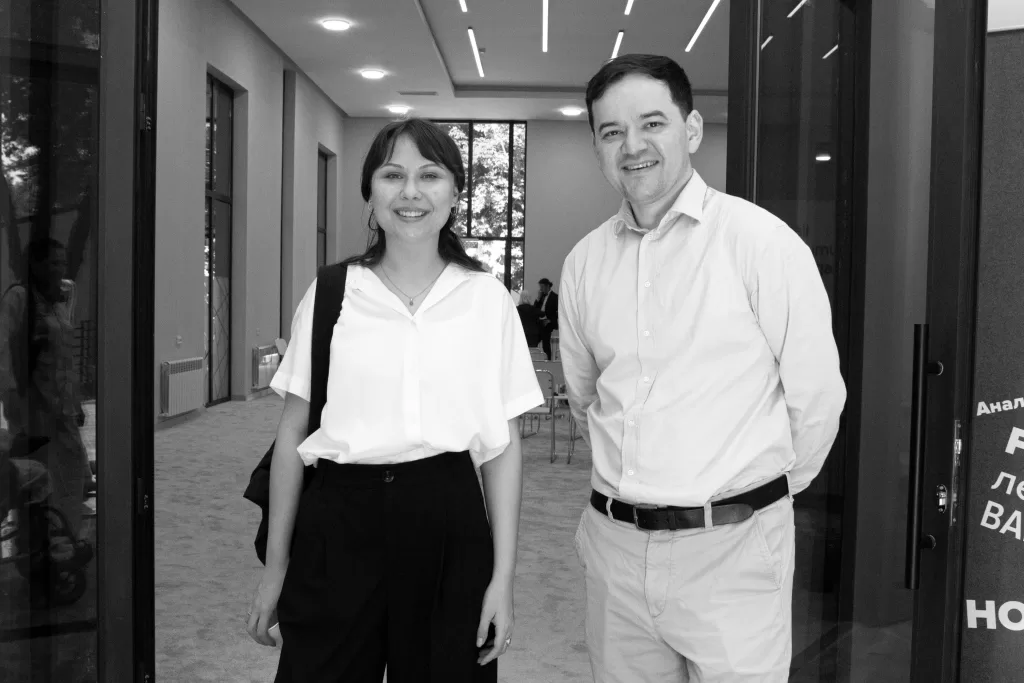 На фотографии изображена участница команды «Сарпа» Вера вместе с Дильмурадом Юсуповым, исследователем, на фоне зала, в котором проводился Трутий инклюзивный бизнес-форум